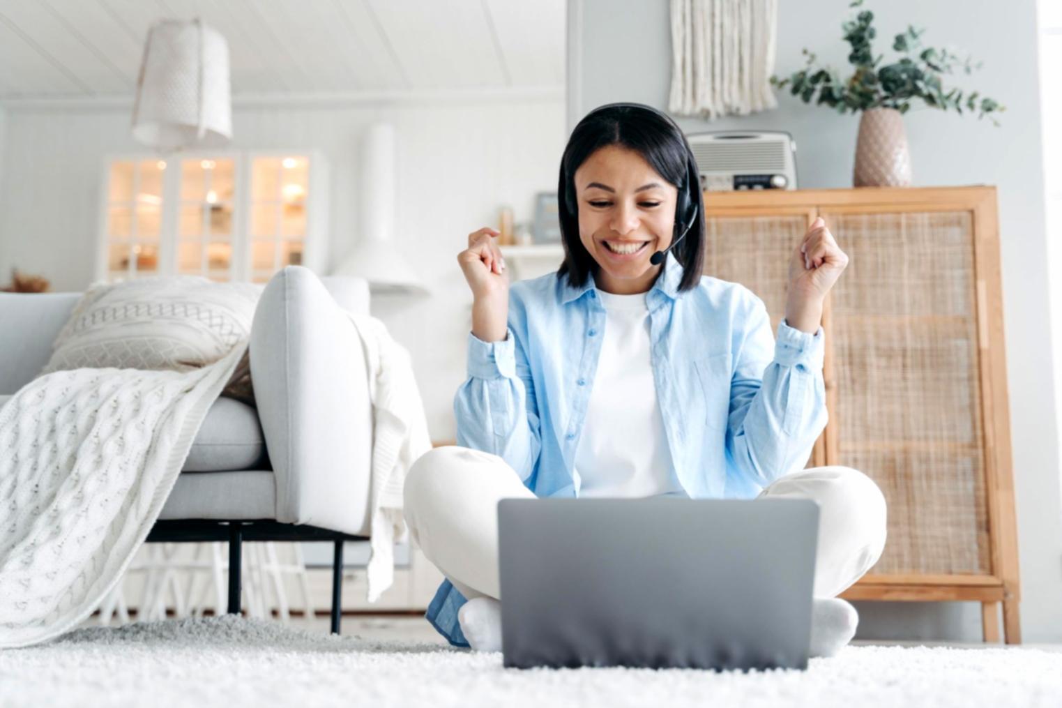 Espace de travail avec documents comptables et ordinateur